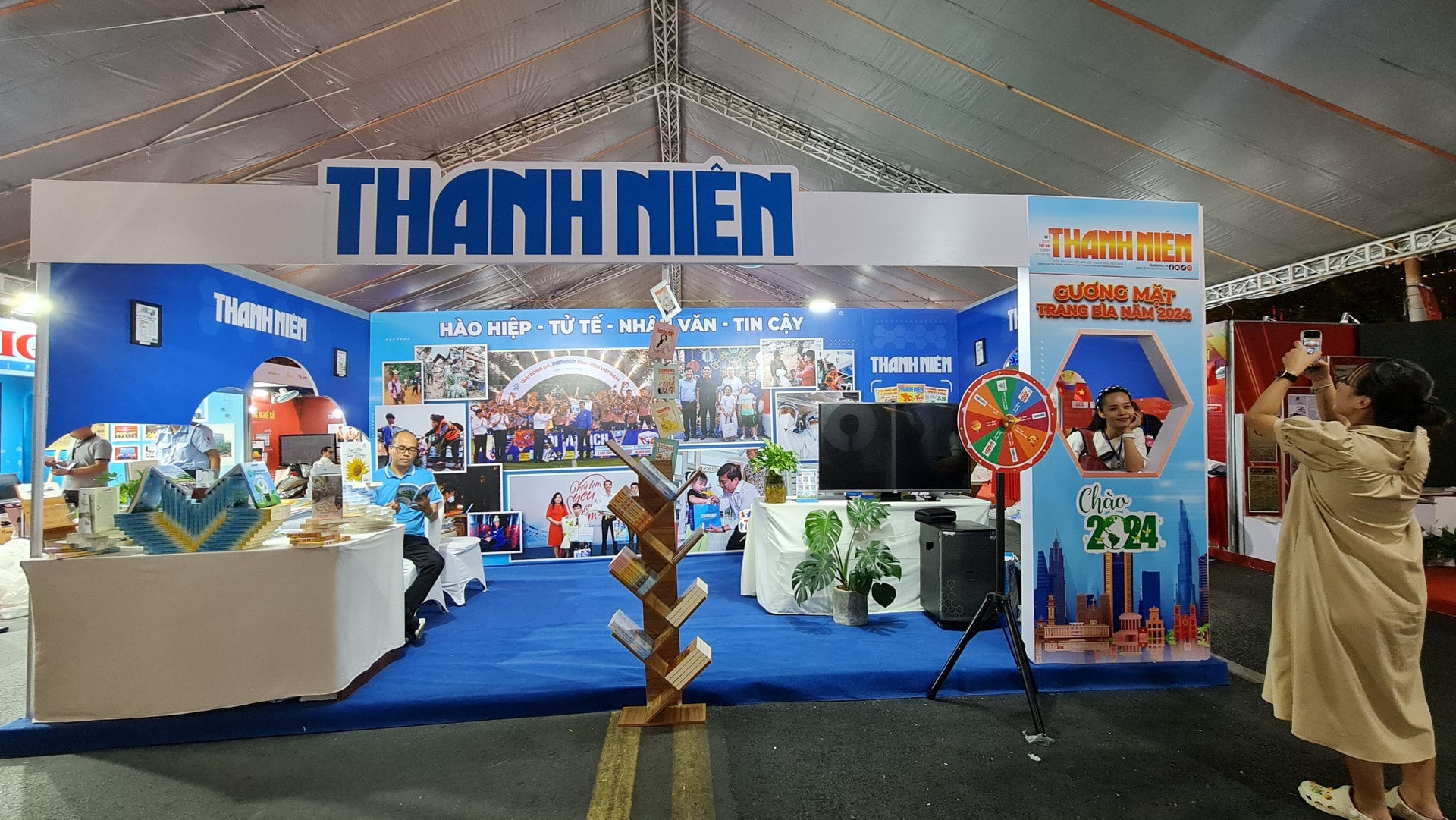 Check-in gương mặt trang bìa Báo Thanh Niên ở Hội Báo toàn quốc 2024 ngay hôm nay- Ảnh 9.