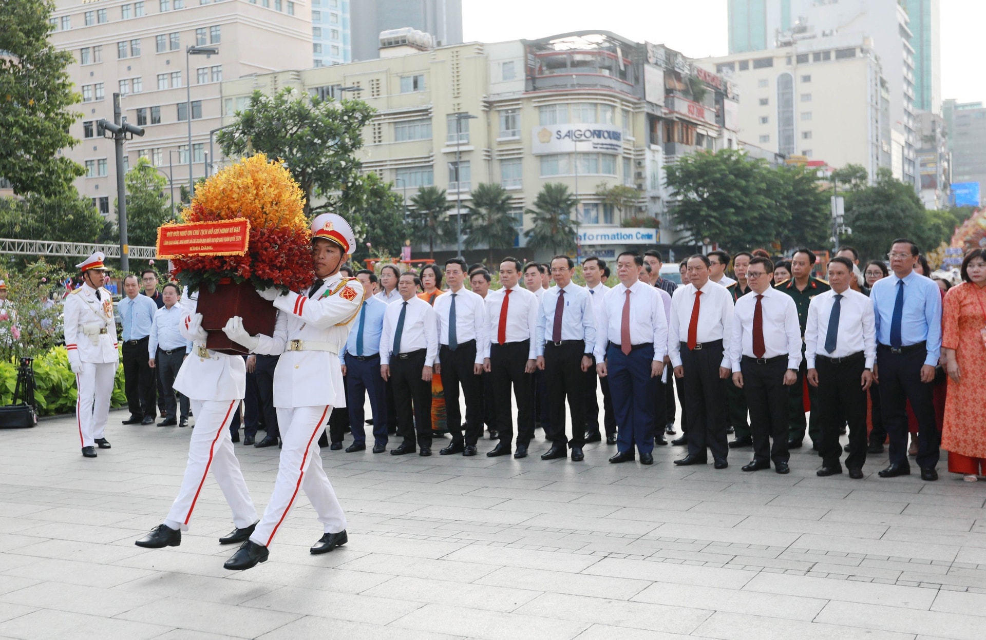 Trưởng ban Tuyên giáo T.Ư Nguyễn Trọng Nghĩa đánh trống khai mạc Hội Báo toàn quốc 2024- Ảnh 2.