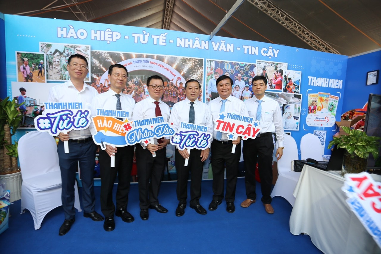 Trưởng ban Tuyên giáo T.Ư Nguyễn Trọng Nghĩa đánh trống khai mạc Hội Báo toàn quốc 2024- Ảnh 12.