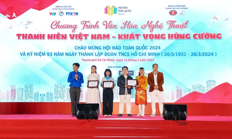 Xúc động và tự hào chương trình văn hóa nghệ thuật “Thanh niên Việt Nam - Khát vọng hùng cường” ảnh 3