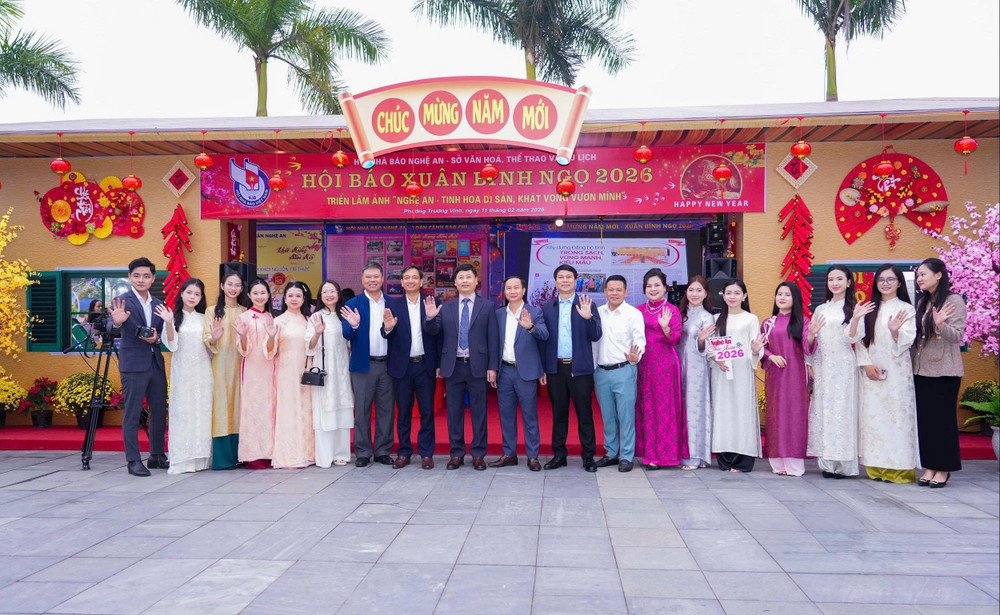 Chủ tịch Hội Nhà báo Nghệ An Trần Minh Ngọc cùng các phóng viên và công chúng tại Hội Báo Xuân Bính Ngọ 2026. z7565271240134_0ce4dd4531624866db31cef3627a9c04.jpg