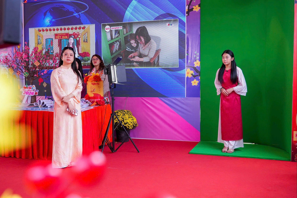 Khu trải nghiệm làm MC và giới thiệu thiết bị tác nghiệp hiện đại tại Hội Báo Xuân Nghệ An tạo điểm chạm trực tiếp giữa nghề báo và công chúng trẻ. a3.jpg