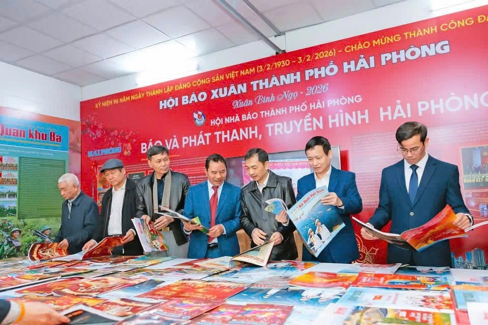 Hội Báo Xuân TP. Hải Phòng 2026 trưng bày hàng trăm ấn phẩm báo chí và hơn 100 tác phẩm ảnh, tái hiện sinh động bức tranh phát triển của thành phố Cảng trong năm qua. a2.jpg
