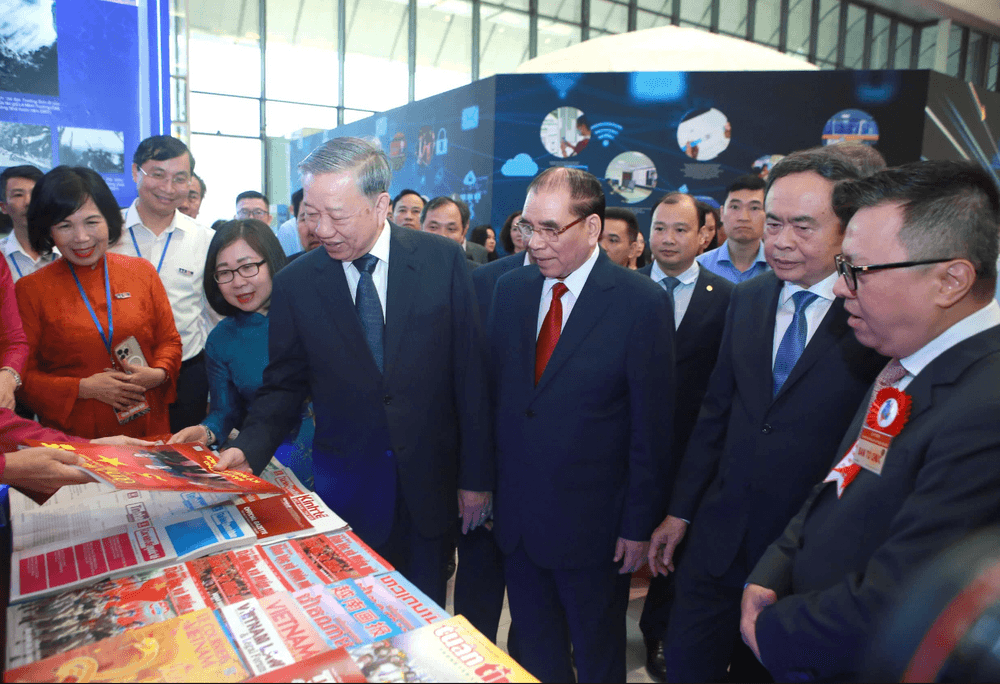 Tổng Bí thư Tô Lâm và các lãnh đạo, nguyên lãnh đạo Đảng và Nhà nước tham quan gian trưng bày tại Hội Báo toàn quốc năm 2025. Ảnh chụp Màn hình 2026-03-30 lúc 10.59.26