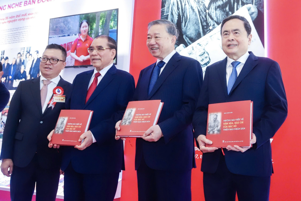 Tổng Bí thư Tô Lâm và các lãnh đạo, nguyên lãnh đạo Đảng, Nhà nước tới tham quan Hội Báo toàn quốc 2025. anh-chup-man-hinh-2026-06-16-luc-170547.png
