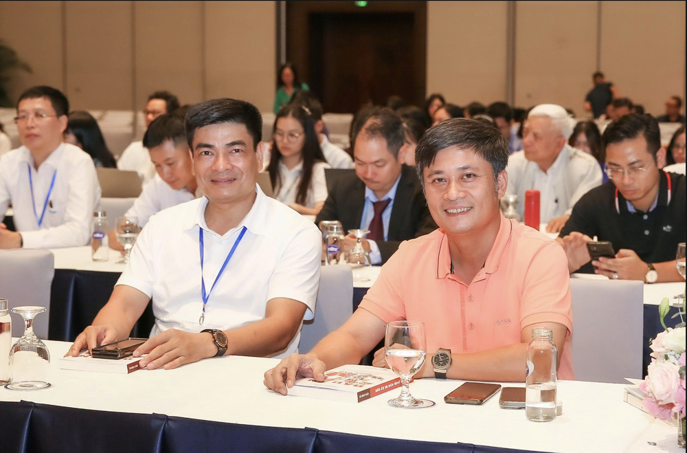 Tổng biên tập Báo Nhà báo và Công luận Lê Trần Nguyên Huy (bên phải) tại phiên thảo luận Diễn đàn báo chí toàn quốc 2025. anh-chup-man-hinh-2026-06-17-luc-093149.png