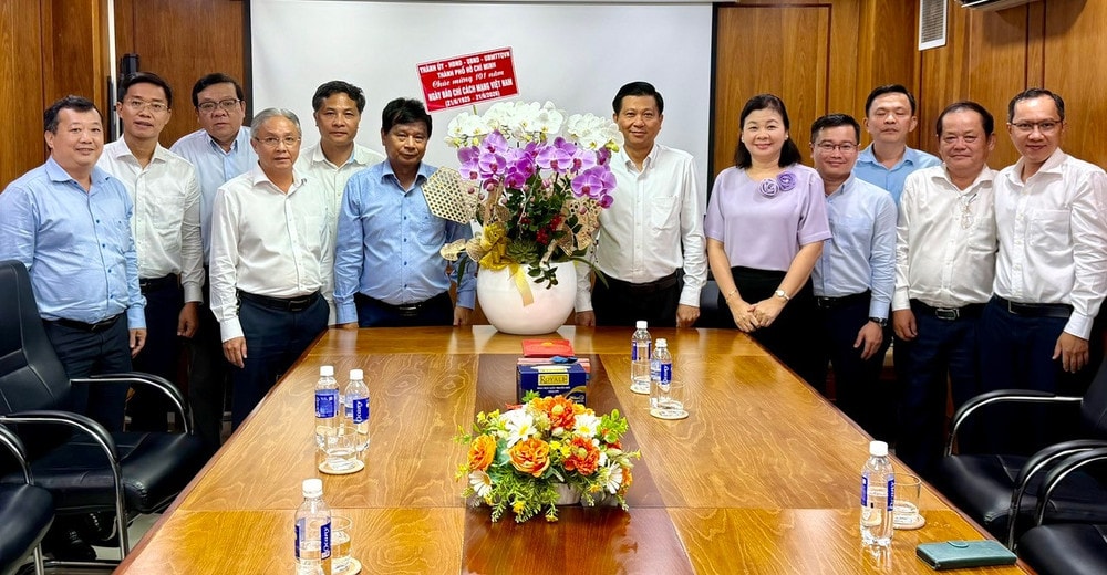 Đồng chí Trần Văn Tuấn, Trưởng Ban Nội chính Thành ủy TP.HCM cùng đoàn công tác Thành ủy TP.HCM thăm và chúc mừng Văn phòng Đại diện Hội Nhà báo Việt Nam tại TP.HCM nhân kỷ niệm 101 năm Ngày Báo chí Cách Mạng Việt Nam. img-20260618-161200.jpg