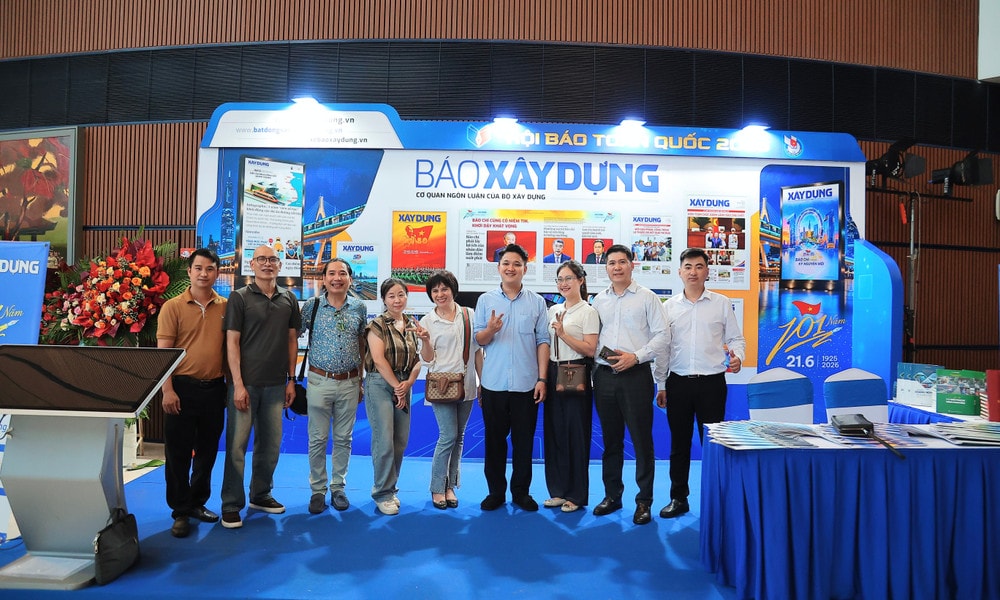 Gian hàng của Báo Xây Dựng thu hút công chúng tham quan trước thềm khai mạc Hội báo toàn quốc 2026. Ảnh: Đình Trung 6d2a7cdb-c731-4aca-af0d-ddd249dc585a-1-201-a.jpg