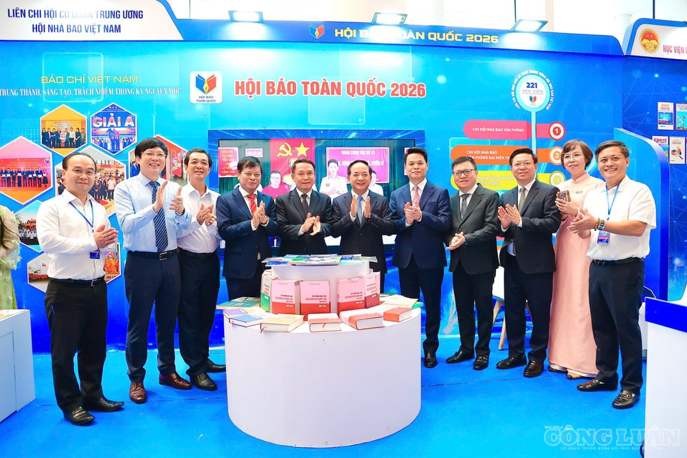 Trưởng Ban Tuyên giáo và Dân vận Trung ương Trịnh Văn Quyết cùng các đồng chí lãnh đạo Trung ương, lãnh đạo Hội Nhà báo Việt Nam và thành phố Hải Phòng tham quan các gian trưng bày tại Hội Báo toàn quốc 2026. clo_br_2aoboqebiqwa1dcfenkyyv6yqf8omvfonecrtydo.jpg