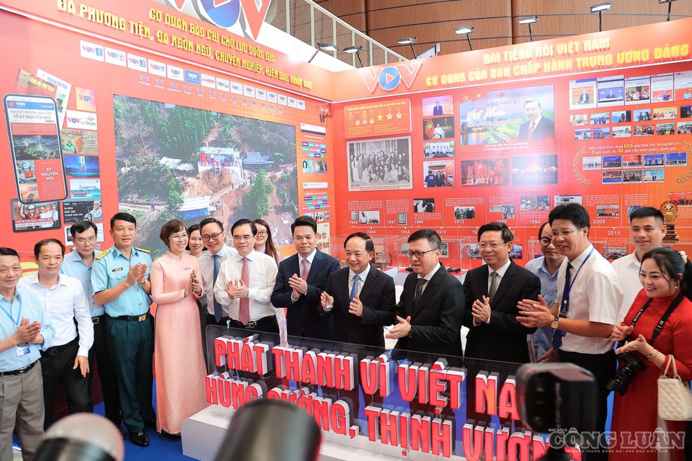 Không gian trưng bày của VOV là nơi giới thiệu những dấu ấn nổi bật trong hoạt động thông tin, tuyên truyền và chuyển đổi số của Đài Tiếng nói Việt Nam. clo_br_ld2.jpg