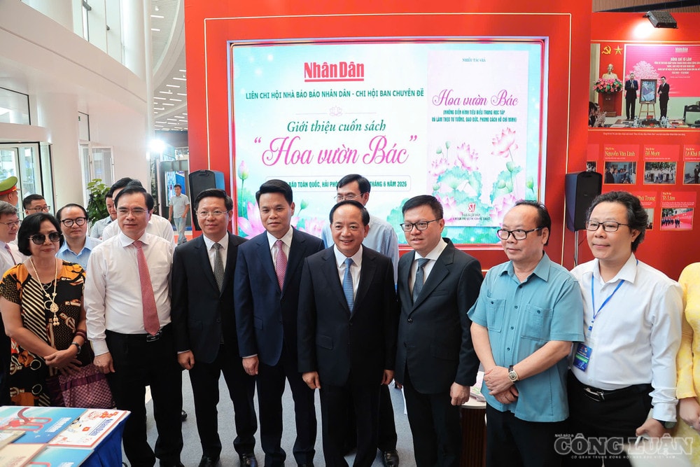 Các đại biểu tham quan gian trưng bày Báo Nhân Dân. clo_br_2aoboqebeq7bggbzb3rhnppbbfgkzyad6d4jzzpe.jpg