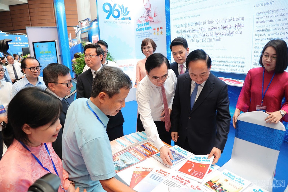 Đồng chí Trịnh Văn Quyết tham quan, tìm hiểu các sản phẩm báo chí và những điểm nhấn nổi bật được giới thiệu tại Hội Báo toàn quốc 2026. clo_br_2aoboqebeqmnvphbh5chjkeyjxdresvztuj7djhk.jpg