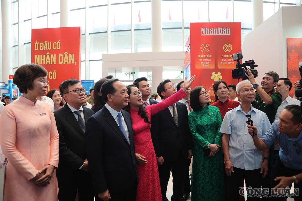 Các đồng chí lãnh đạo nghe giới thiệu về những sản phẩm báo chí, ứng dụng công nghệ và chuyển đổi số tại Hội Báo toàn quốc 2026. clo_br_2aoboqebeppb7ypz8kg0v76cwzcmsyihozwfhome.jpg