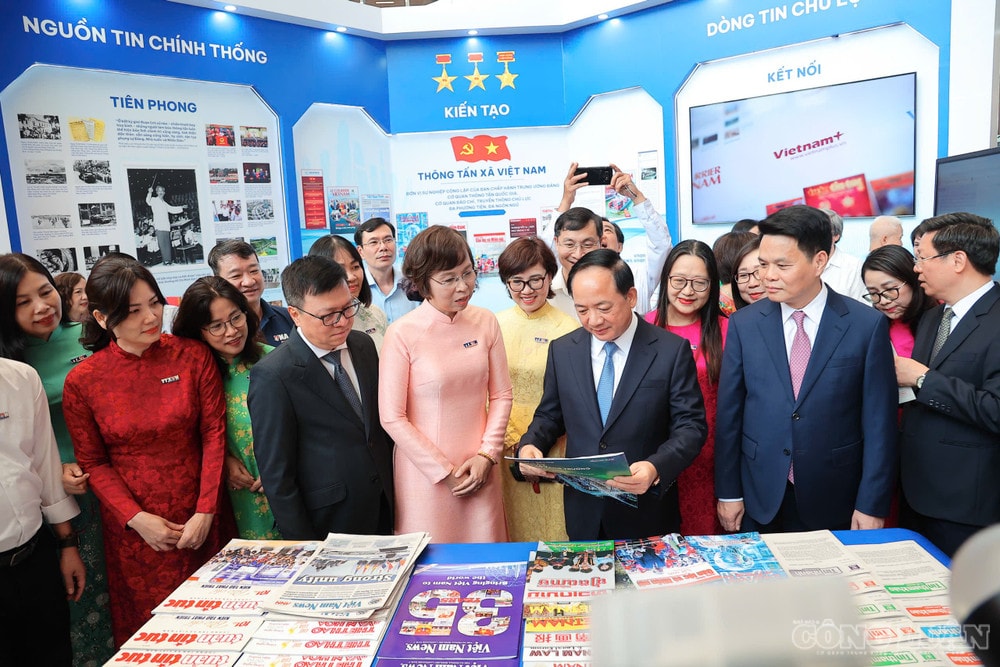 Đoàn đại biểu nghe giới thiệu về các sản phẩm báo chí tiêu biểu được trưng bày tại Hội Báo toàn quốc 2026. clo_br_2aoboqebeqmnvphbh5chjkl2cbithanugnuyo71c.jpg