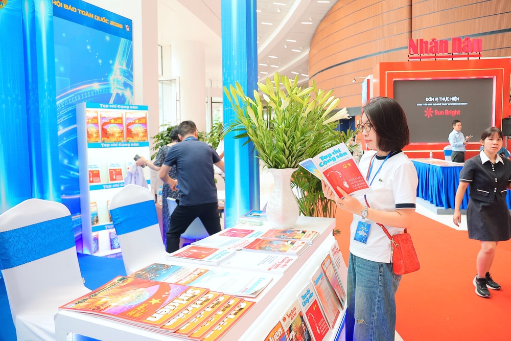 Nhiều ấn phẩm báo chí ấn tượng được trưng bày tại các gian hàng. Ảnh: Đình Trung d0fb8af7-ca66-48eb-987d-7d3ae48ca9fd-1-201-a.jpg