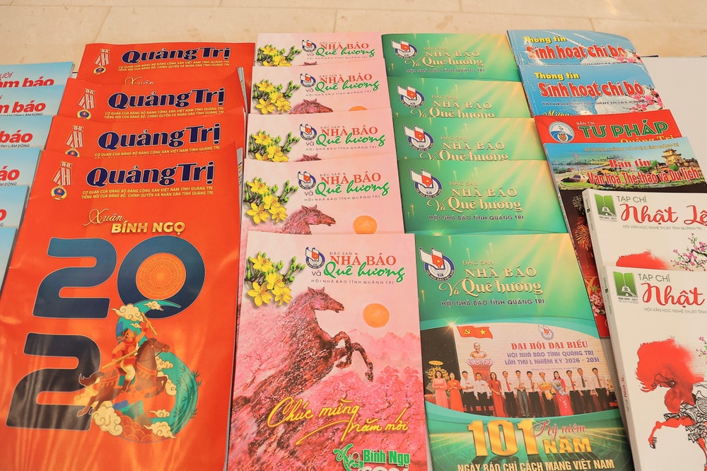 Một số ấn phẩm báo chí trưng bày tại gian hàng của Hội Báo toàn quốc 2026. Ảnh: Đình Trung 7772d60a-917c-44ac-b74f-bae8506205a1-1-201-a.jpg