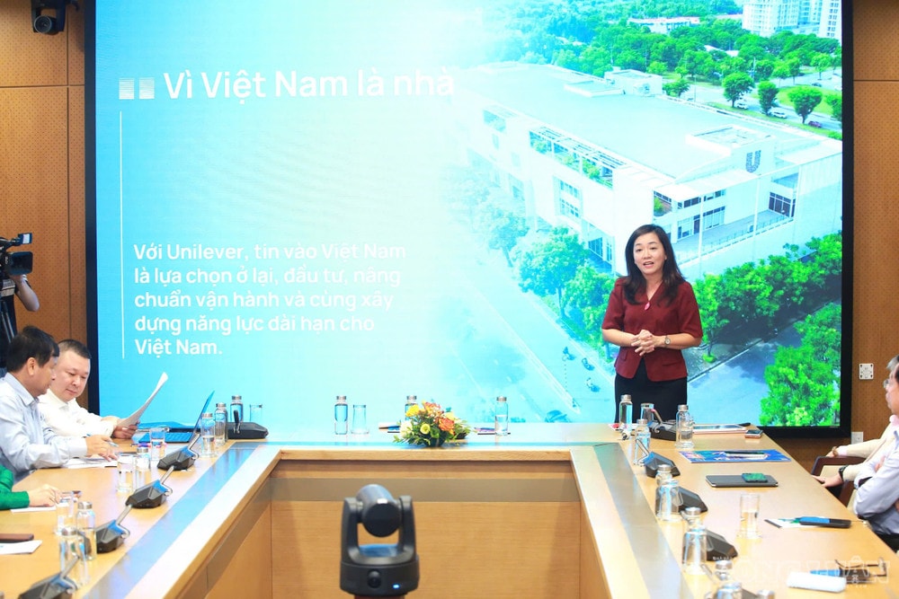 Bà Lê Thị Hồng Nhi - Phó Tổng Giám đốc Truyền thông, Đối ngoại và Phát triển bền vững, Unilever Việt Nam tham luận. clo_br_253d8545c69347cd1e82.jpg