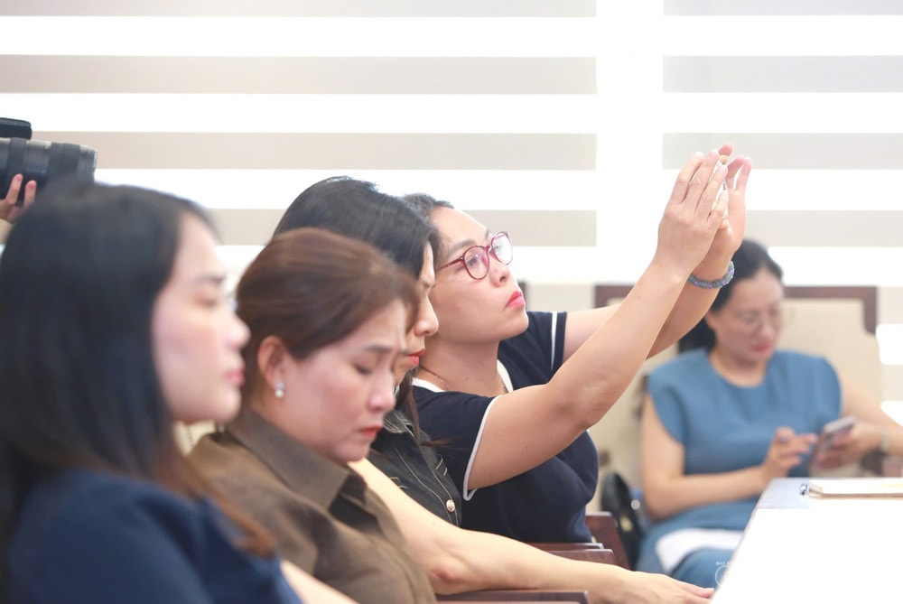 Phóng viên báo chí và khách mời dự thảo luận. clo_br_c8aca8477691f7cfae80.jpg