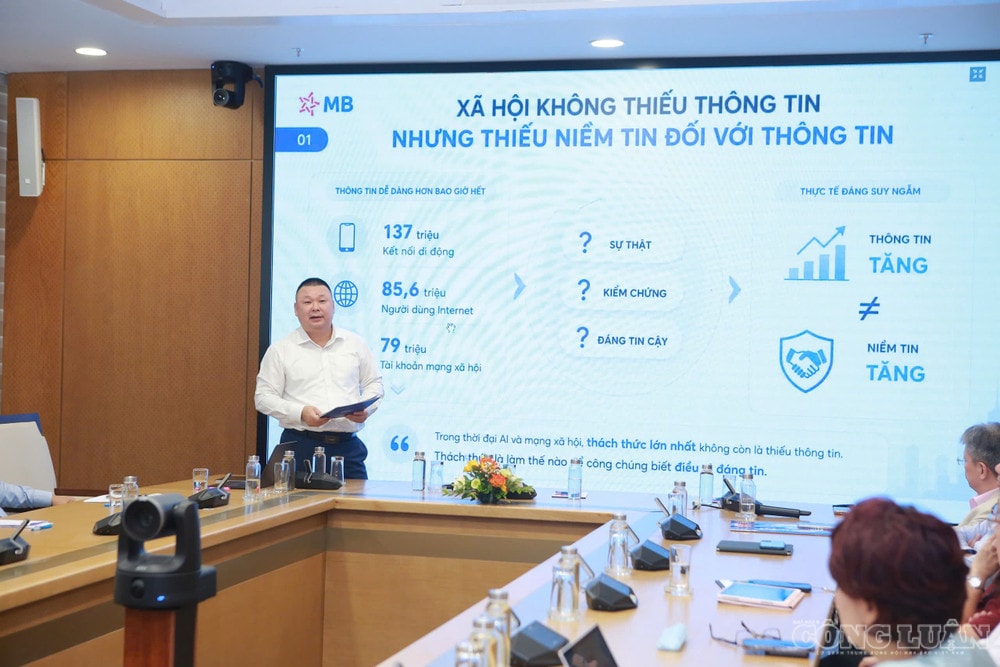 Ông Chu Hải Công - Giám đốc Quan hệ Công chúng , Ngân hàng TMCP Quân đội (MB) tham luận. clo_br_f33f794b3a9dbbc3e28c.jpg