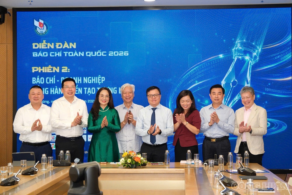 Nhà báo Lê Quốc Minh - Ủy viên Trung ương Đảng, Tổng Biên tập báo Nhân dân, Phó Trưởng Ban Tuyên giáo và Dân vận Trung ương, Chủ tịch Hội Nhà báo Việt Nam cùng các diễn giả tại phiên thảo luận. clo_br_1.jpg
