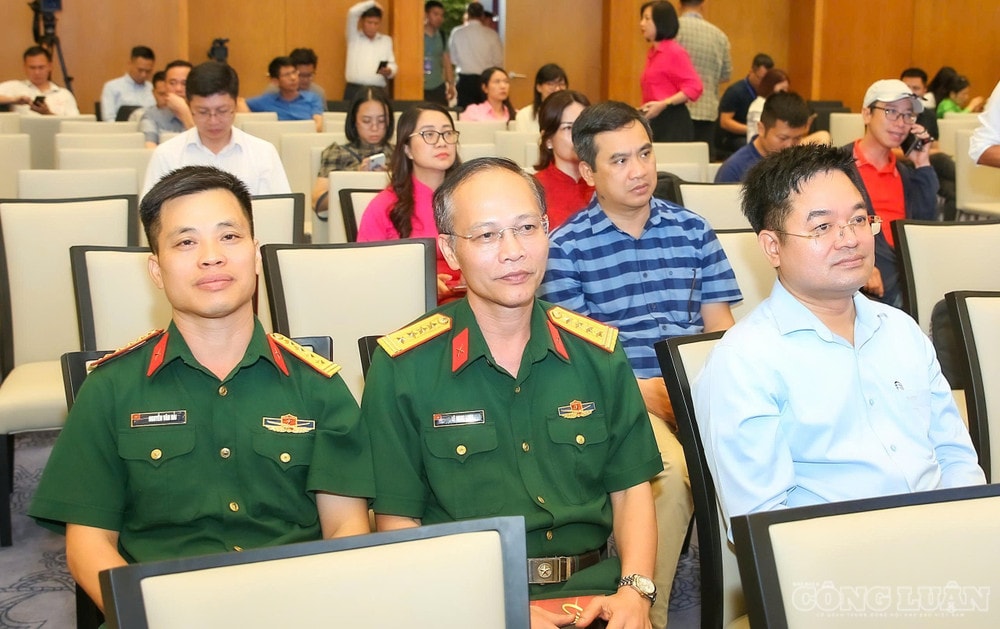 Nhà báo Lê Ngọc Long (ngồi giữa) sẽ điều hành phiên thảo luận clo_br_2aoboqecmif8cvtfpl4p9pe5wisuhr6rucegpsuy.jpg