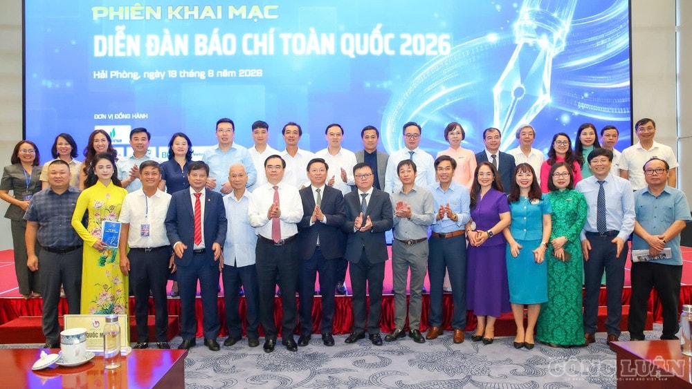 Các đại biểu chụp ảnh lưu niệm tại Phiên khai mạc Diễn đàn Báo chí toàn quốc 2026. clo_br_2aoboqecmuamticrpd9ykfvk8shipsgayc92nay8.jpg