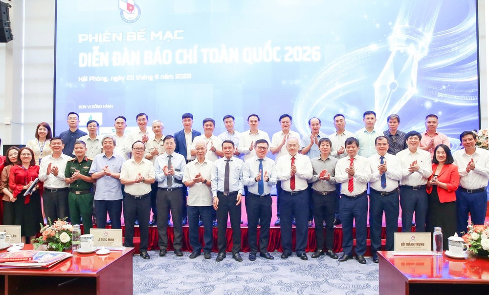 Các đại biểu chụp ảnh lưu niệm tại Phiên bế mạc Diễn đàn Báo chí toàn quốc 2026. (Ảnh: Sơn Hải) 2aoboqeqgxs1xfpenla48f24lqgzc474eftqltd2.jpg