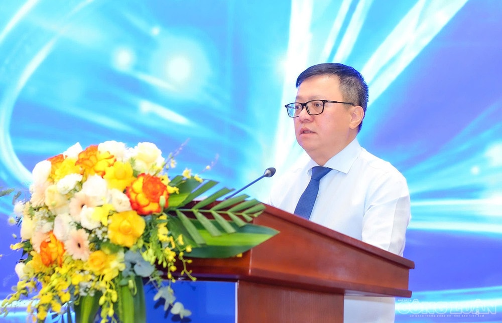Chủ tịch Hội Nhà báo Việt Nam Lê Quốc Minh công bố bộ “10 quy tắc sử dụng AI trong hoạt động báo chí”. (Ảnh: Sơn Hải) clo_br_2aoboqeqgoq4bzcfiueh992wbxs1ex2vaggyzfyy.jpg