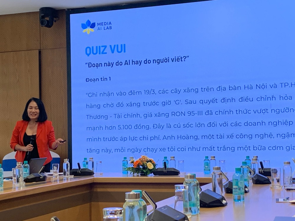 Nhà báo, TS. Tạ Bích Loan - Giảng viên Khoa Truyền thông và Văn hóa đối ngoại, Học viện Ngoại giao mời khán giả tại phiên thảo luận tham gia một khảo sát về AI. img-0236.jpg