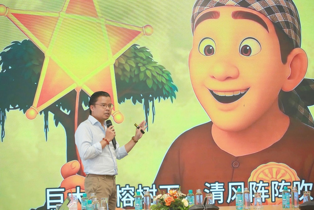 Ông Ngô Trần Thịnh, Trưởng Bộ phận Nội dung số, Báo và Phát thanh, Truyền hình TP Hồ Chí Minh chia sẻ quá trình áp dụng AI để tạo video hoạt hình nhân dịp 1/6. Ảnh: Quang Hùng. 4a0a29fff72976772f38.jpg
