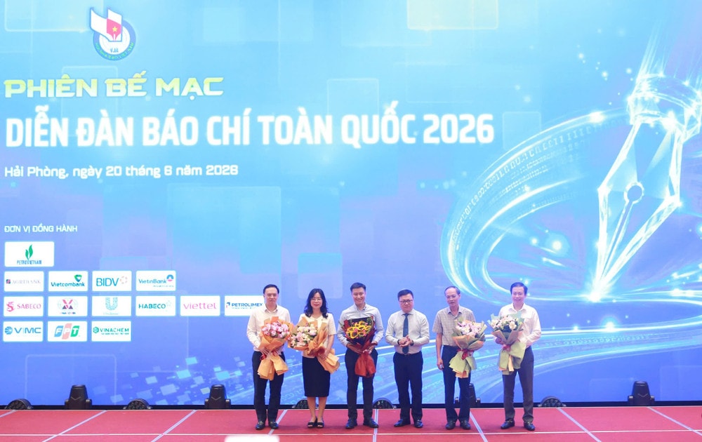 Chủ tịch Hội Nhà báo Việt Nam tặng hoa cảm ơn các diễn giả đã tham gia các phiên thảo luận tại Diễn đàn Báo chí toàn quốc 2026. z7957447393565-12b5a5f5a3d6dfeebc9a6ecce3ba52b4.jpg