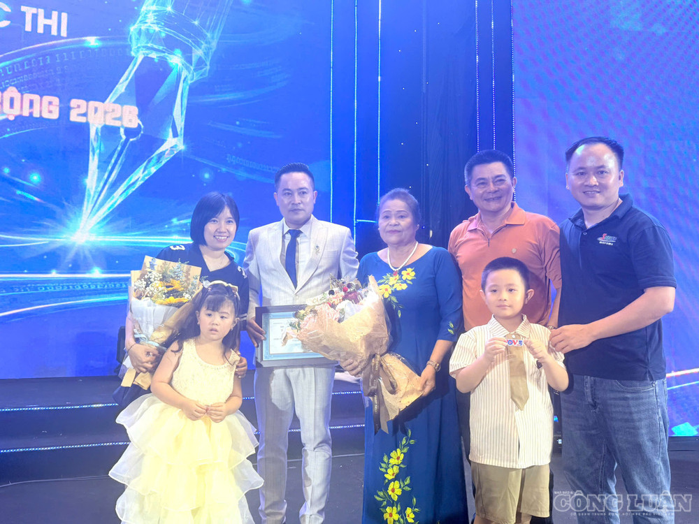 Thí sinh Doãn Thanh Tú (áo trắng) đến từ Báo và Phát thanh Truyền hình Sơn La giành giải Nhất cuộc thi clo_br_z7955377336901-9cfac953a0281703fe8f46106a804cd4.jpg
