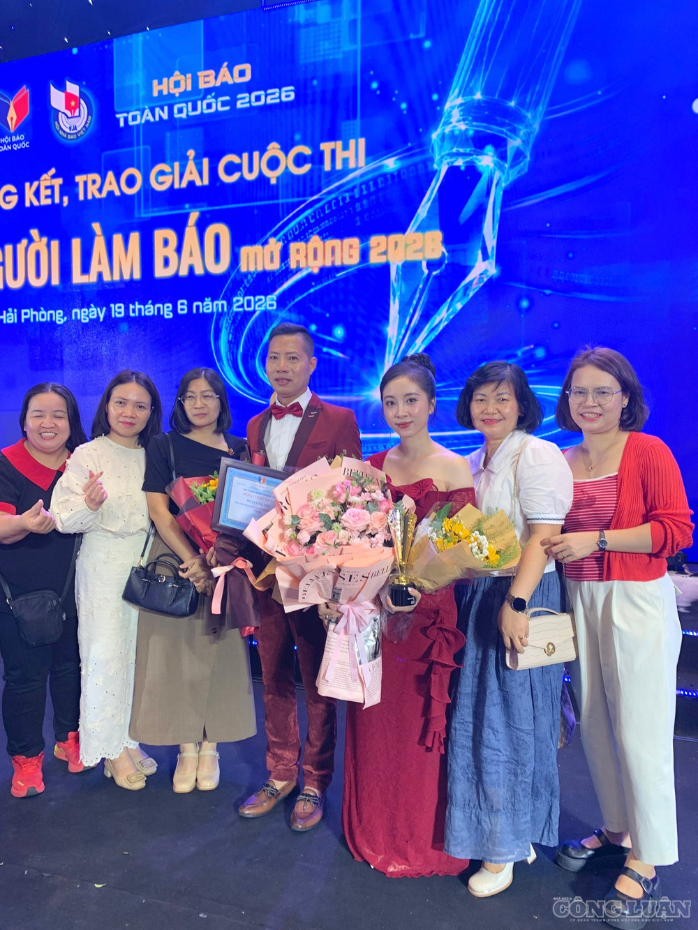 Hai thí sinh Trần Ngọc Thu Thảo và Nguyễn Tuấn Anh đến từ Báo và Phát thanh Truyền hình Hải Phòng giành giải Nhì với tiết mục clo_br_z7955384435284-c03af98c1c2999ebf957d626fe94432e.jpg