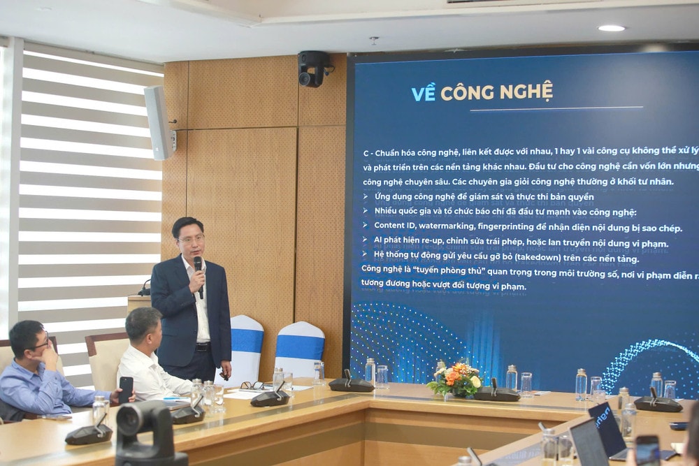 Ông Hoàng Đình Chung, Giám đốc Trung tâm Bản quyền số (DCC), trình bày mô hình ứng dụng công nghệ để bảo vệ tài sản số trên môi trường mạng. 1781857578991-8307156993572237324-g5687032138637076904-3f73bd04ea404bb5cf5038b38e27eecc-790.jpg