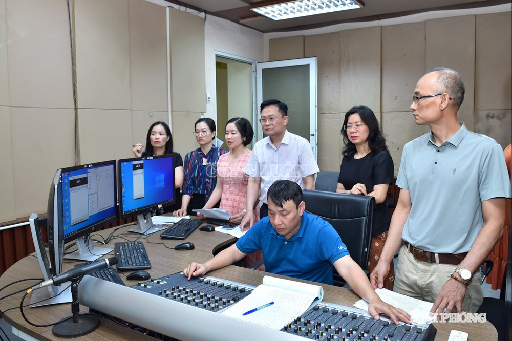 Ban giám đốc Báo và Phát thanh, truyền hình Hải Phòng cùng ê-kíp sản xuất chương trình phát thanh. Ảnh: baohaiphong.vn clo_c_1tu3.jpg