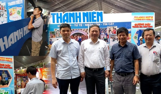 Phó chủ tịch TP.HCM thăm gian trưng bày Báo Thanh Niên trước thềm Hội Báo toàn quốc 2024