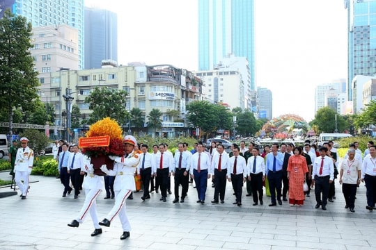 Lãnh đạo Đảng, Nhà nước và Hội Nhà báo Việt Nam dâng hoa tưởng niệm Chủ tịch Hồ Chí Minh