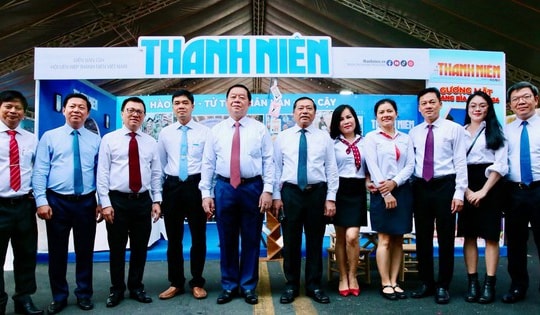 Trưởng ban Tuyên giáo T.Ư Nguyễn Trọng Nghĩa đánh trống khai mạc Hội Báo toàn quốc 2024