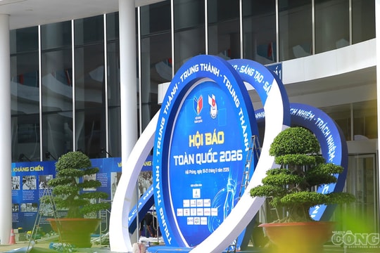 Gấp rút hoàn thiện các gian trưng bày trước giờ khai mạc Hội Báo toàn quốc 2026