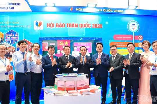 Các đồng chí lãnh đạo Đảng, Nhà nước tham quan Hội Báo toàn quốc 2026